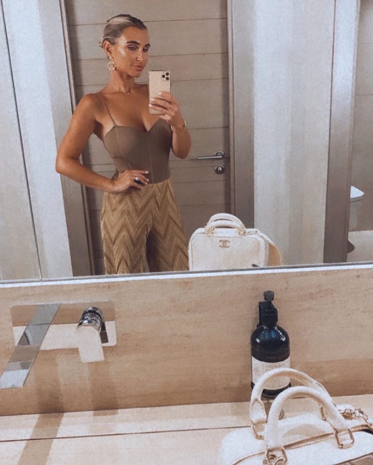 Billie Faiers always nails holiday looks, by mixing glam and comfort