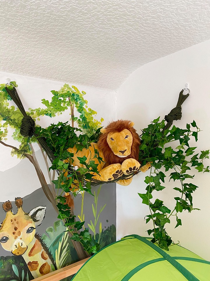 There was even an adorable lion toy added to an ivy-covered hammock