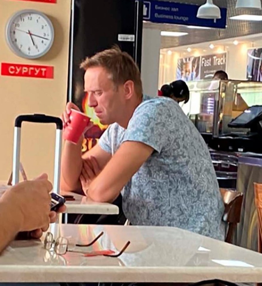 Alexi Navalny drinks tea before falling ill on the flight