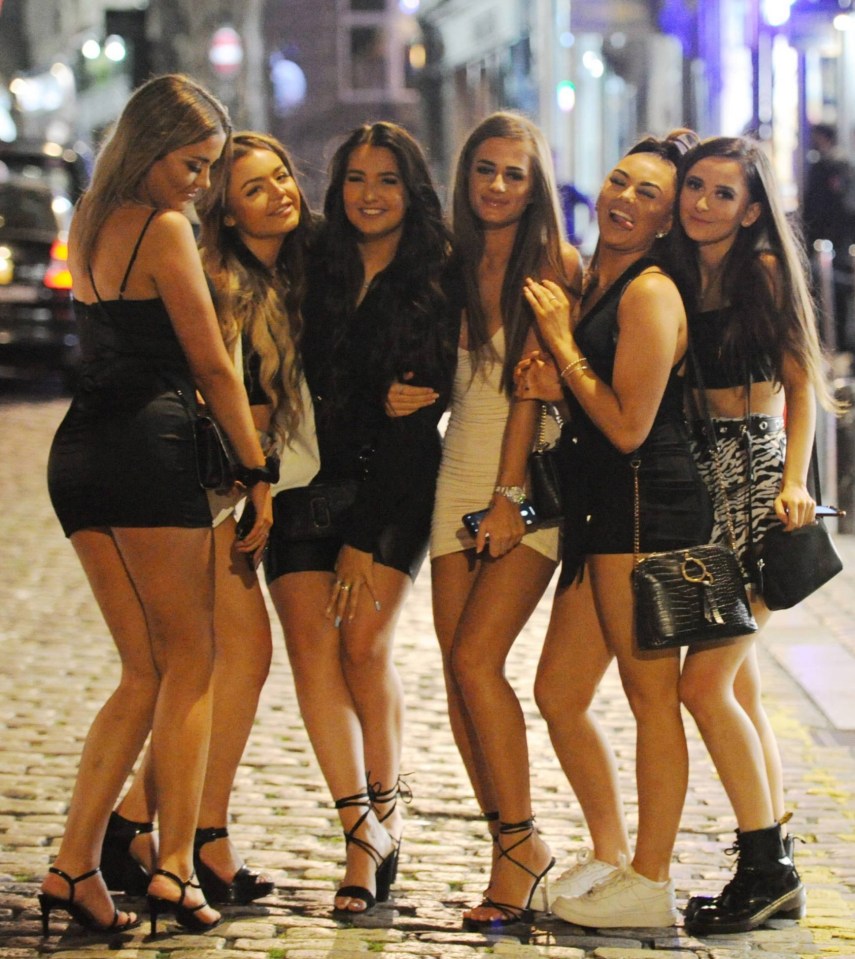 Friends enjoy final night on the town in Newcastle before 10pm pub curfew hits today