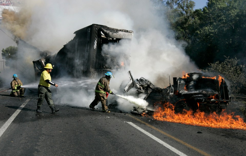 Gunmen torched vehicles and blockaded roads in metropolitan Guadalajara during a military operation to arrest two leaders of the Jalisco New Generation cartel