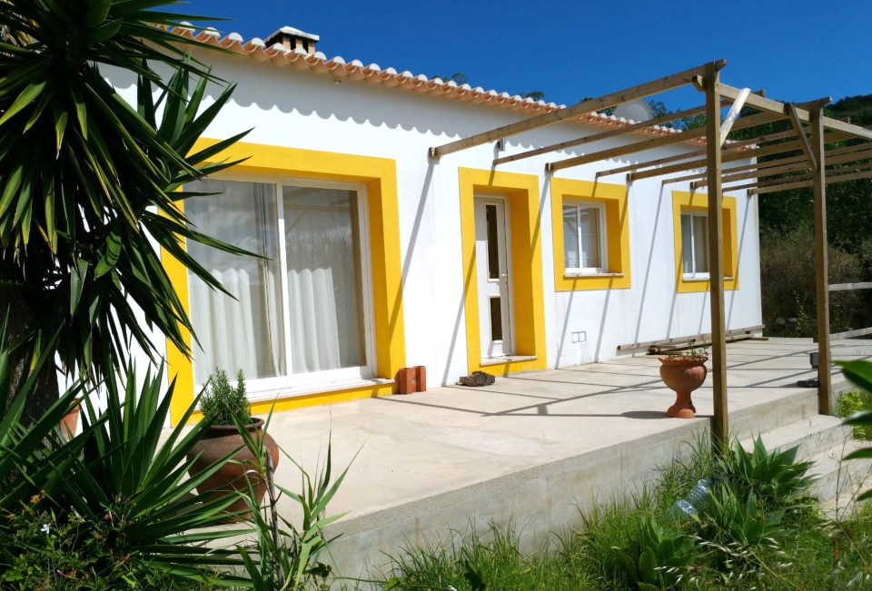 In 2007, Seyferth lived in a caravan next to Christian's house, a few minutes drive from Praia da Luz