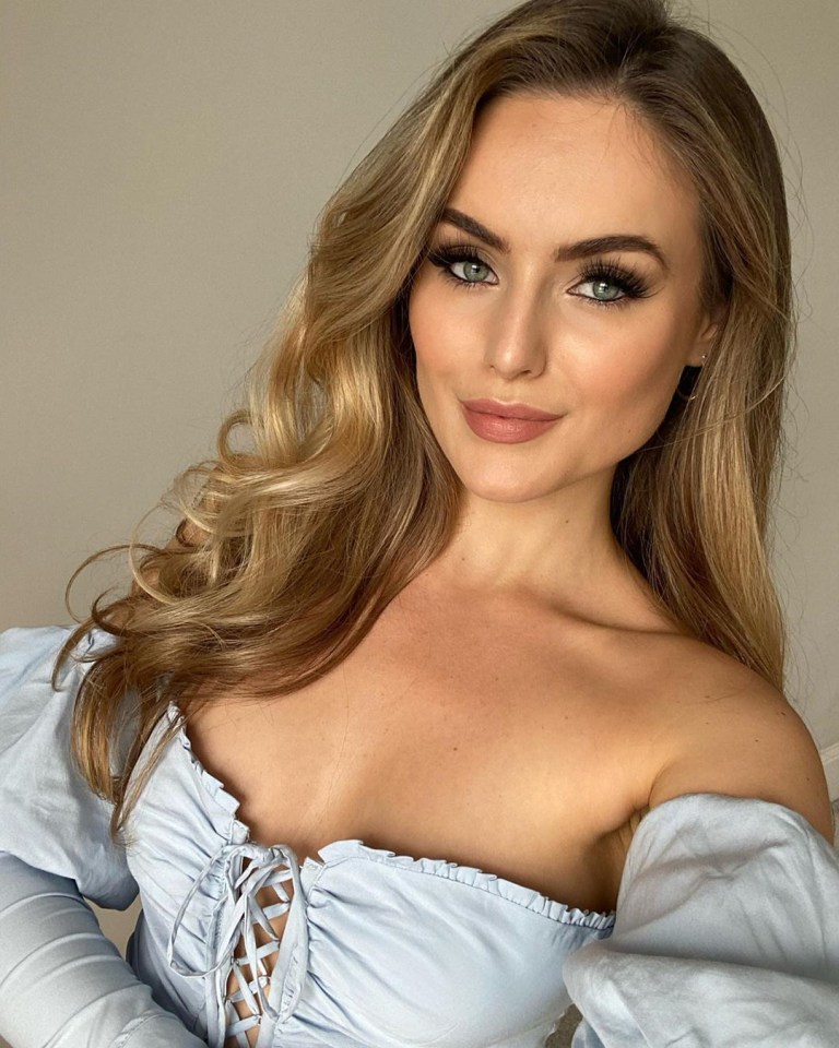 Shauna is a 27-year-old model and blogger