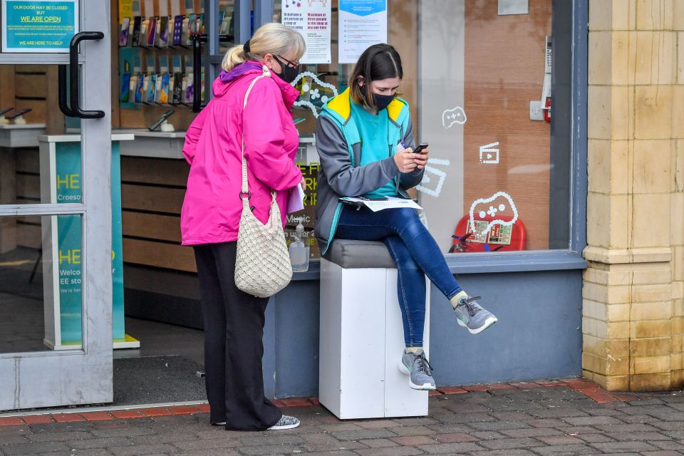 Everyone over the age of 11 will be required to wear face coverings in shops in Caerphilly 