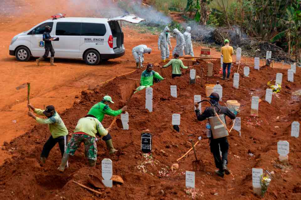 They helped gravediggers who have been overwhelmed as the country battles spiralling infections