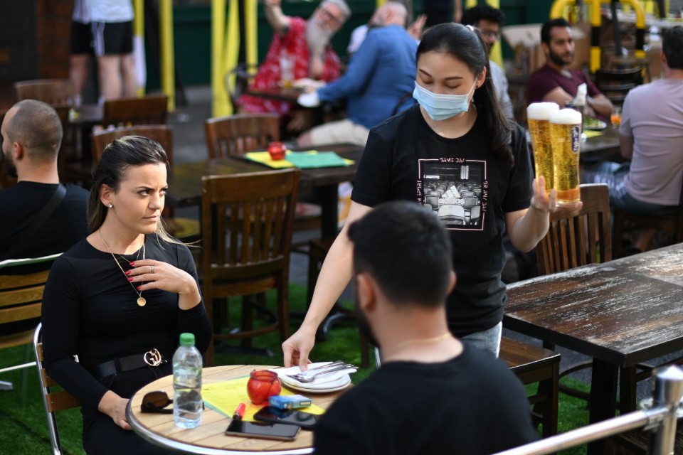 Employees in pubs and restaurants must wear face masks