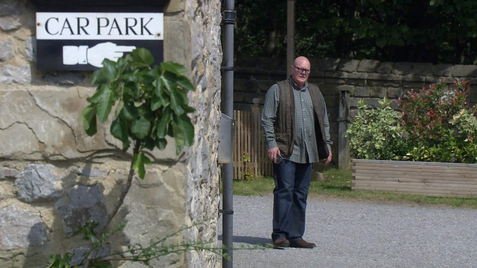 Bear tells Paddy he saw Chas wandering off with Paddy