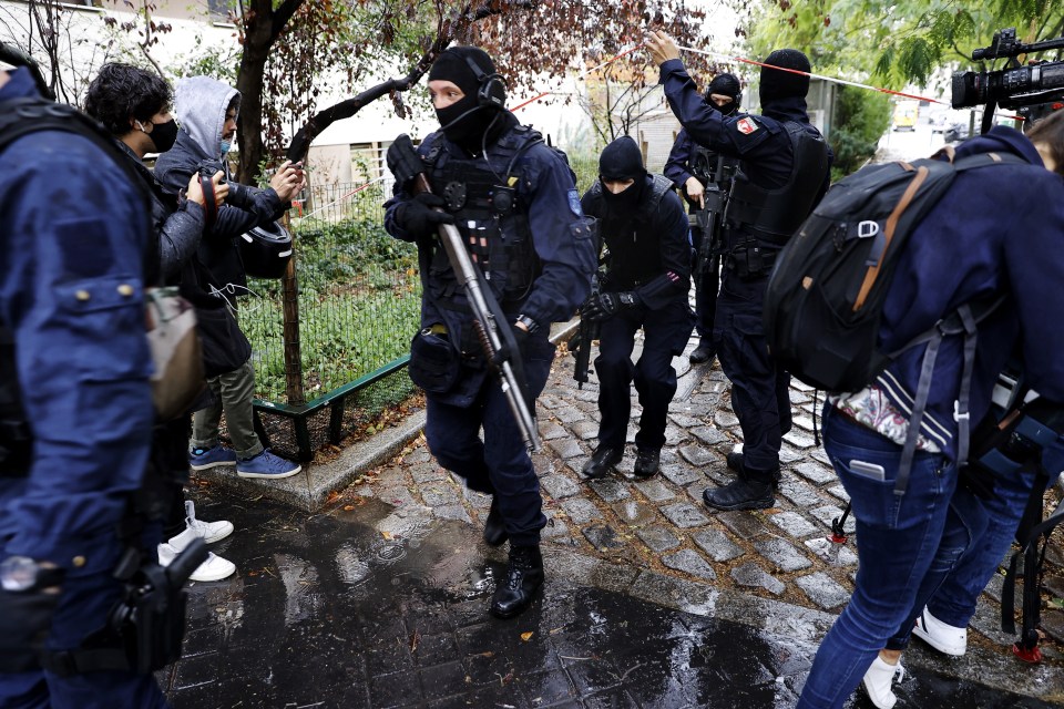 French police cross the cordon with guns