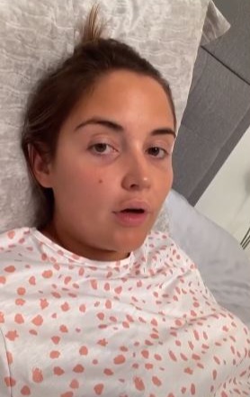 Jacqueline Jossa showcased her natural beauty last night as she lay in bed after using her new fake tan collection