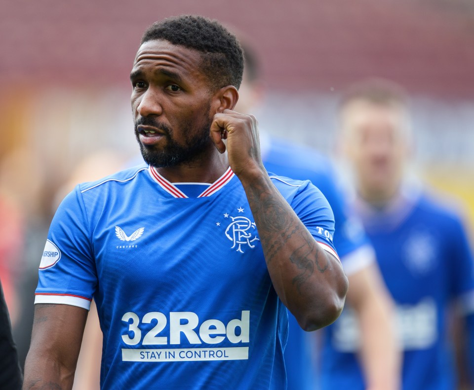 Defoe has contacted the police and warned Tinder users not to be fooled by the imposter