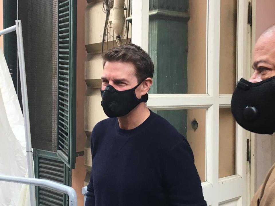 Tom Cruise was wearing a mask on set, but it is claimed members of the film crew were flouting rules