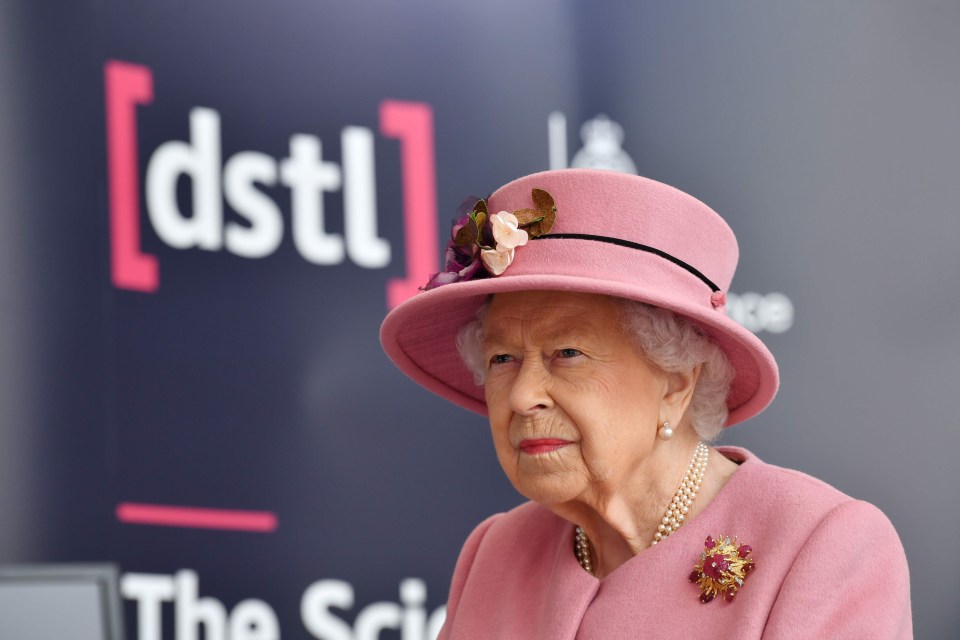 The Queen maintained a strict social distance but did not wear a mask for today’s visit