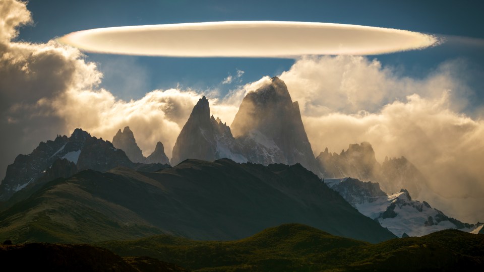 A stunning halo cloud over mountaintops in Argentina, captured by Francisco Javier Negroni Rodriguez