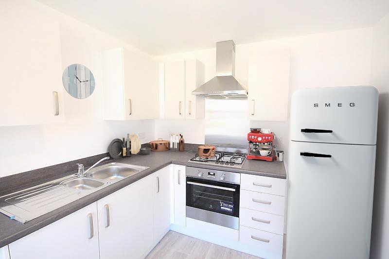 It also has a modern kitchen with a gas hob oven