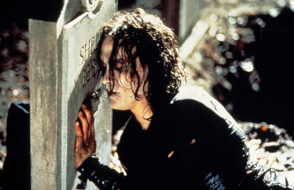  Brandon Lee plays a rock musician who returns from the dead to seek vengeance