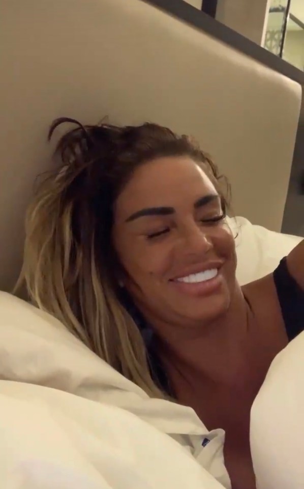 Katie Price giggled after being told she 'stinks' by boyfriend Carl Woods