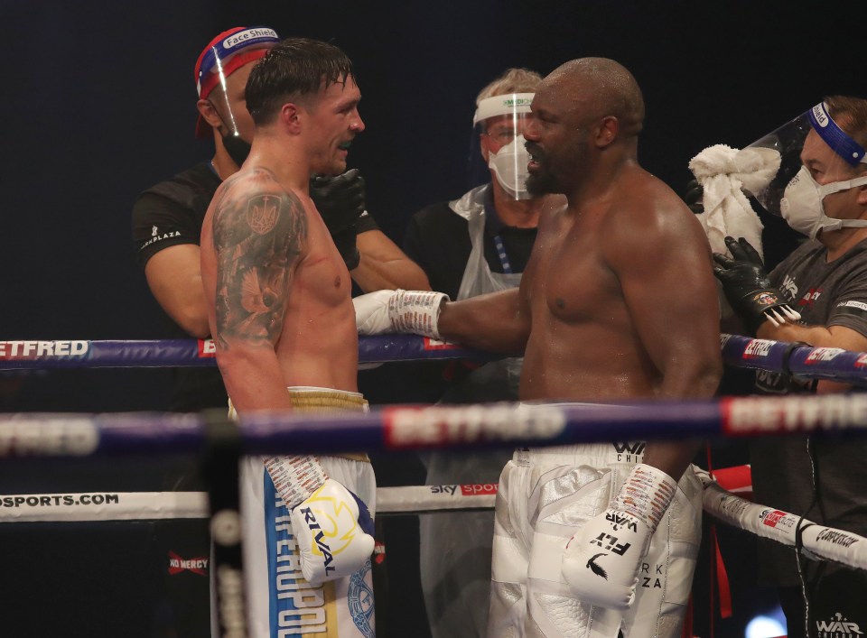 The two boxers congratulated each other after a performance full of heart