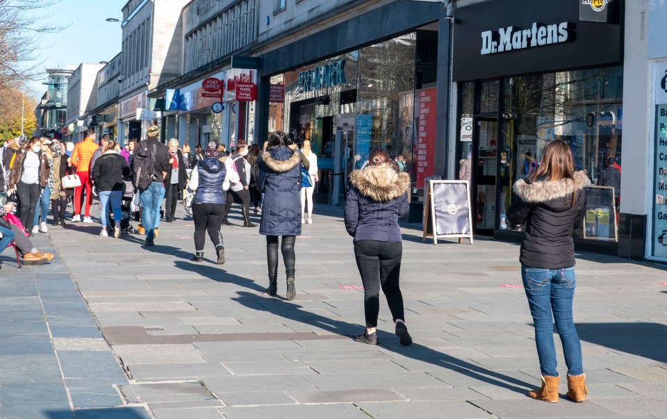 Queues forming in Southampton as people rush out before lockdown