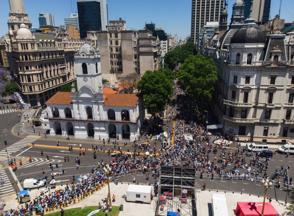 Fans waiting in line outside the Casa Rosada