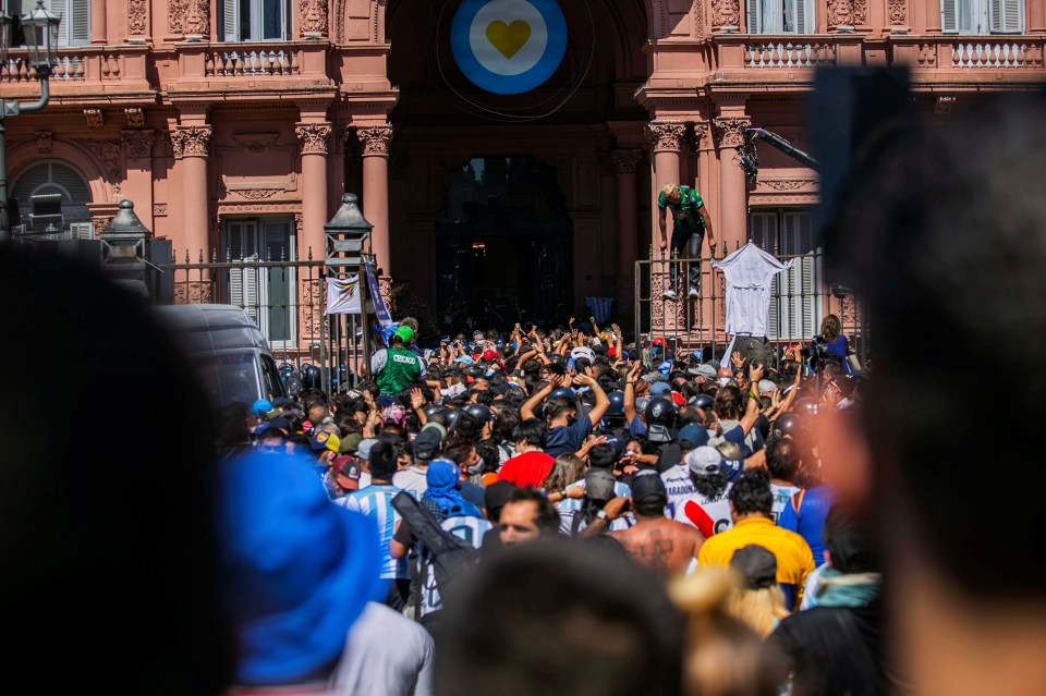 Hundreds came out to mourn Maradona as his body leaves the presidential palace