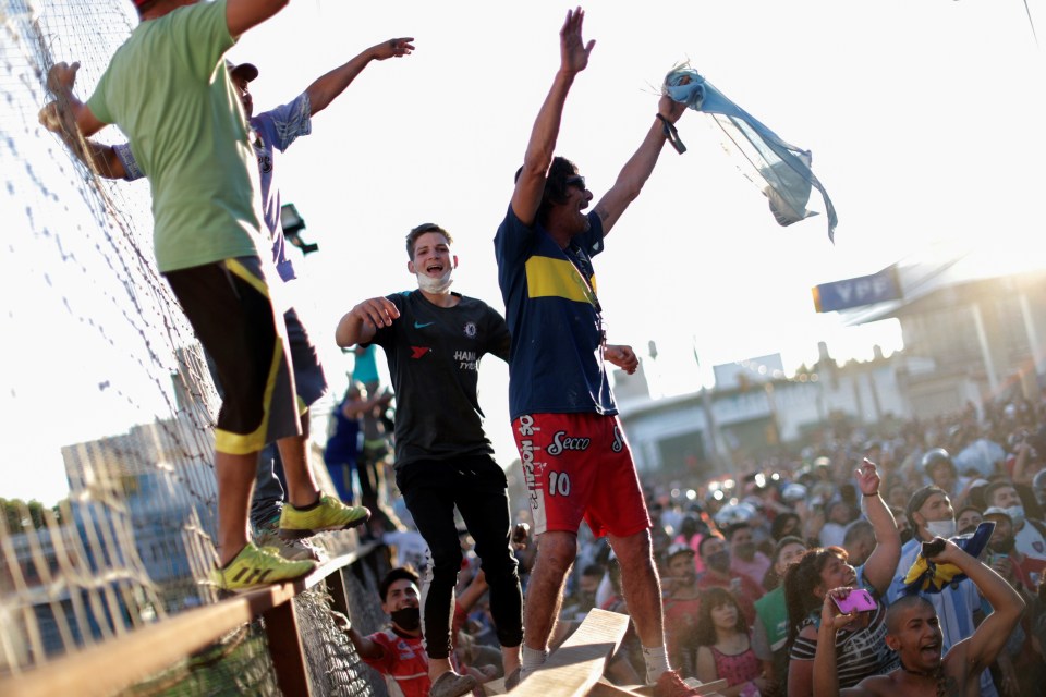 Fans cheer on the street near Bella Vista cemetery