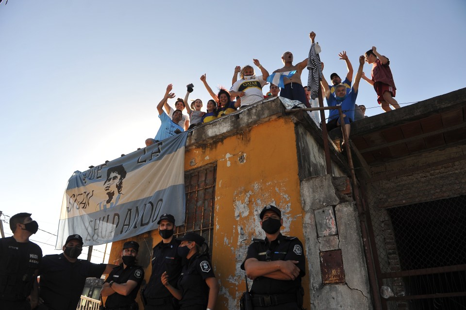 Fans observe the funeral procession 