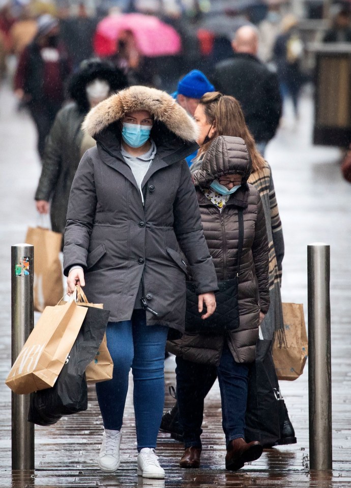 Shoppers wearing face masks in Glasgow