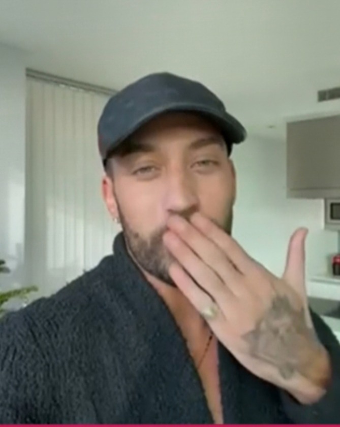 He blew a kiss as he sent love to Ranvir 