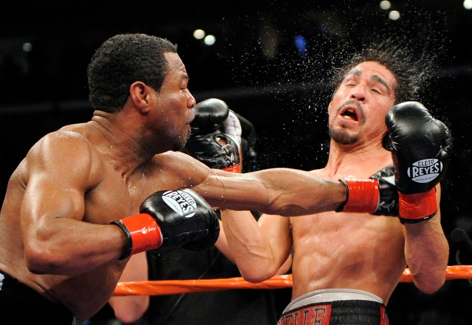 Antonio Margarito (right) lost his 2009 fight against Shane Mosley