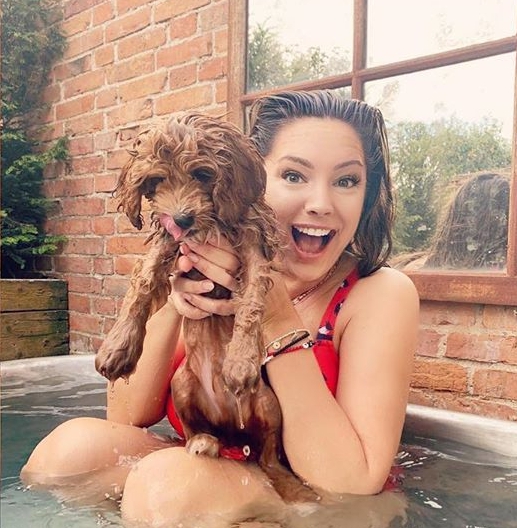 Kelly even brought her dog into the tub for a dip