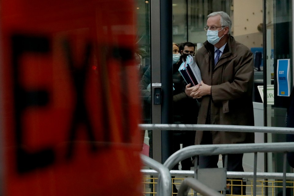 Michel Barnier with his notes leaving the Business Department last week after days of trade talks