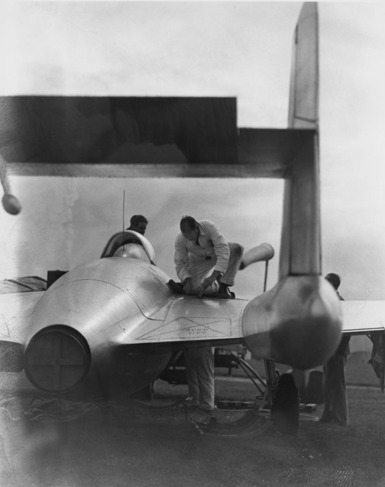 Mechanics working on a de Havilland’s Vampire, which Colin also fixed up during his service