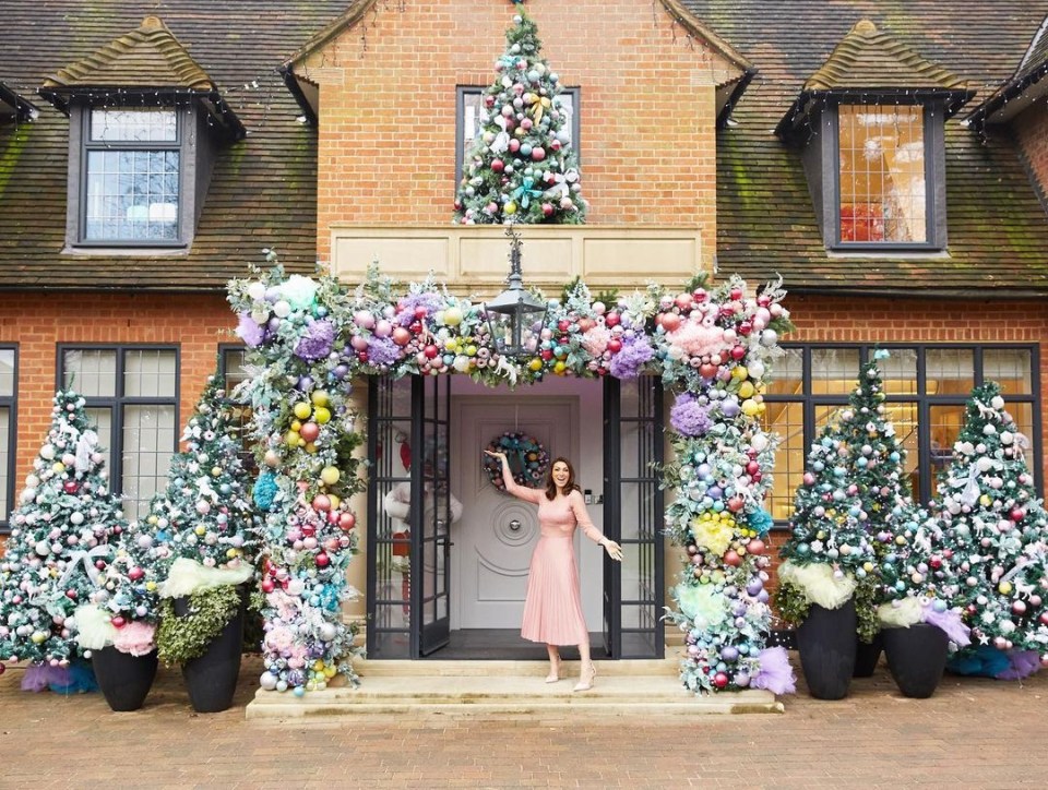 Every inch of the star’s huge front door is decked out with colourful, vibrant Christmas decorations