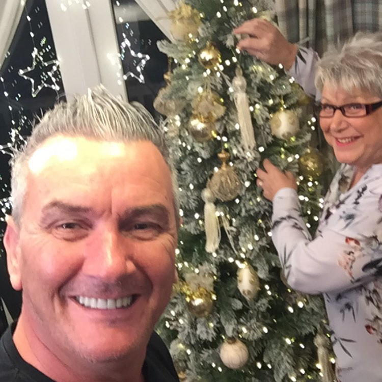 Jenny and Lee fixed their Christmas tree in this smiling selfie 