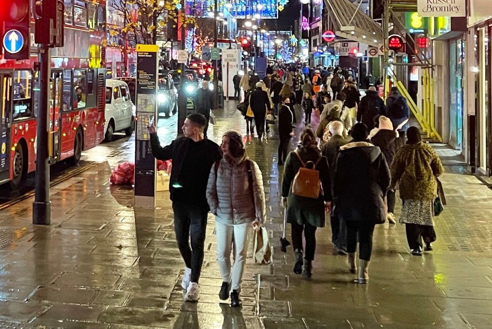 Londoners finish off their Christmas shopping as the capital goes into Tier 3