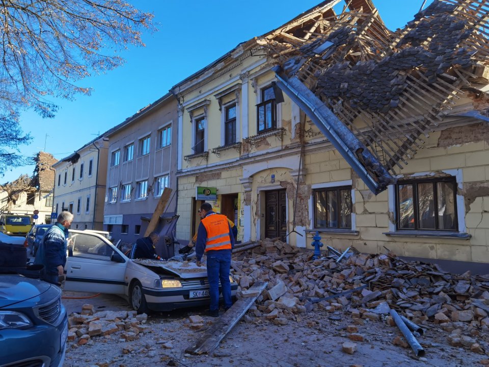 The quake caused the roofs of many buildings to collapse