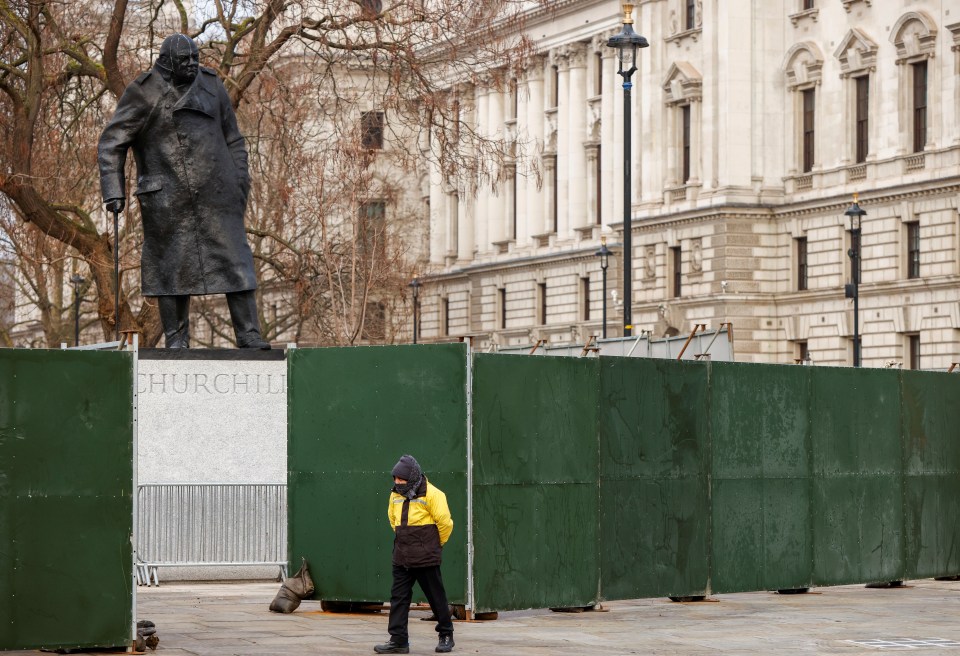 Statues being boarded up in central London today ahead of New Year's Eve 