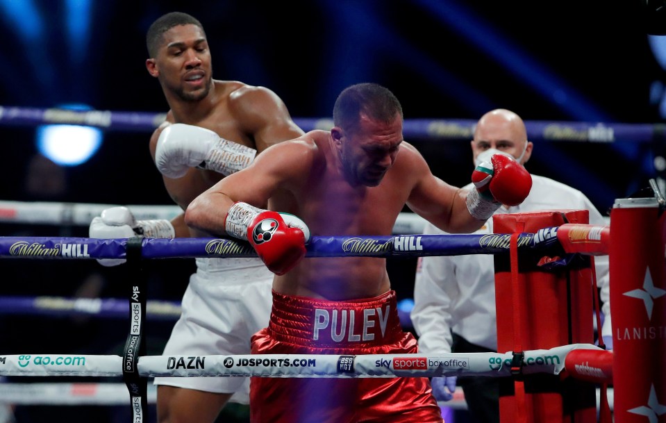 Kubrat Pulev turned his back to Anthony Joshua in the third round