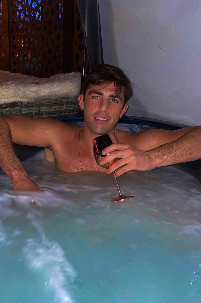 Love Island's Jack Fincham reposted an unedited picture of himself in a hot tub with his nostrils intact