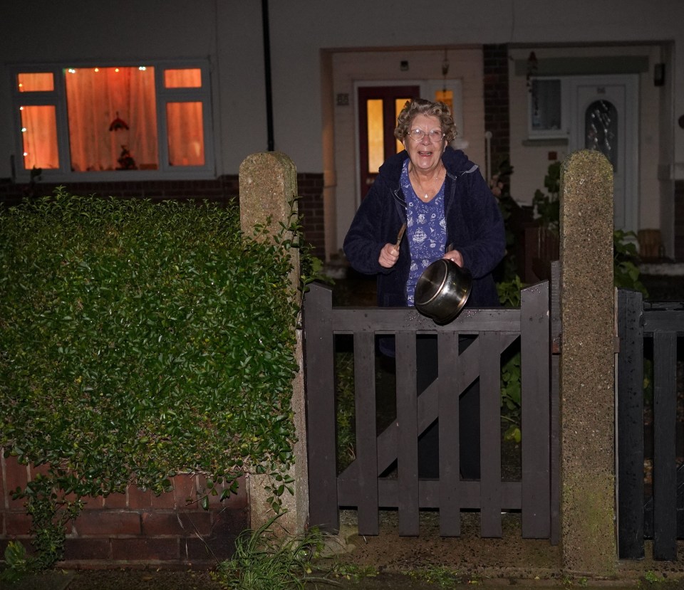 A woman in Saltburn, North Yorkshire improvises and bangs a pot and pan to spread cheer this Christmas Eve