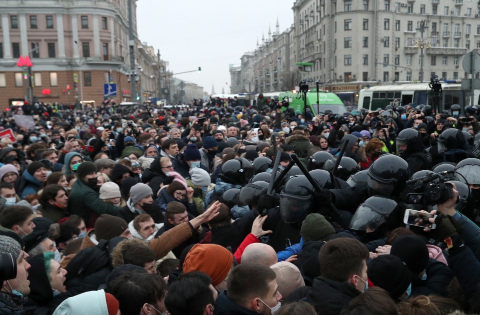 Thousands rallied in support of Russian opposition activist Navalny