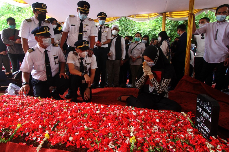 Sriwijaya Air colleagues mourn with his family members in Jakarta