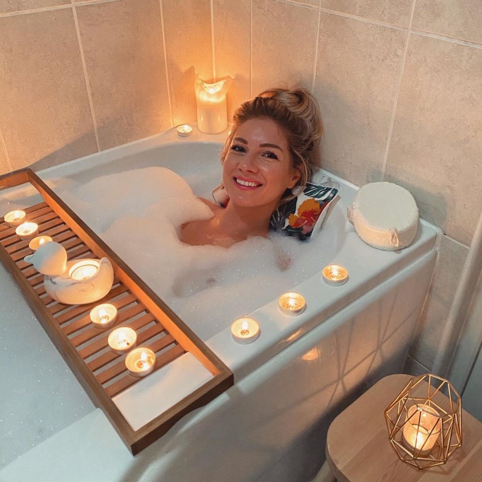 The star relaxes with candles in her large bathtub