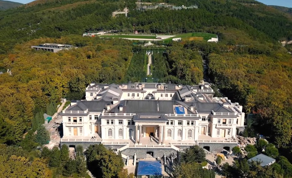 Opposition leader Alexei Navalny exposed an alleged £1bn pleasure palace belonging to Putin