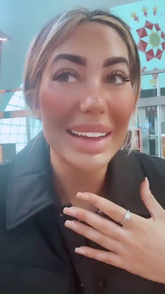 Chloe did not wear a mask in any of her videos from Dubai Airport