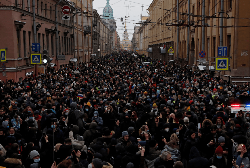 Thousands of protests took to the streets to challenge the jailing of Alexei Navalny, the opposition leader to Putin