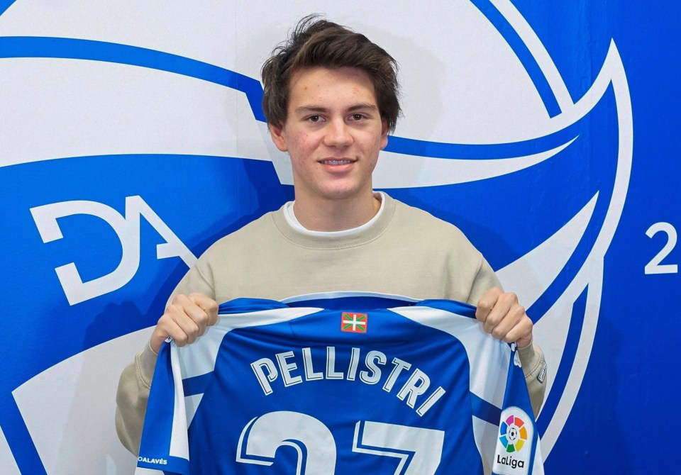 Facundo Pellistri has been unveiled by Alaves after his loan from Man Utd