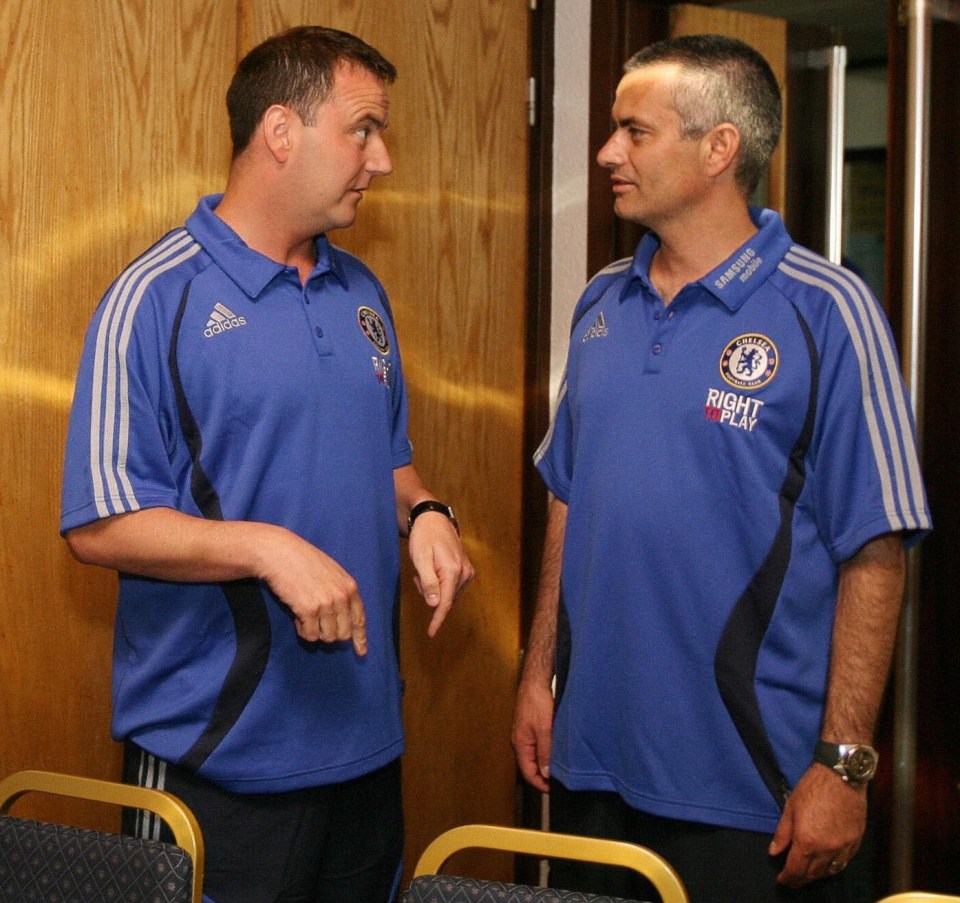 Bath chats with Chelsea manager Jose Mourinho in 2007