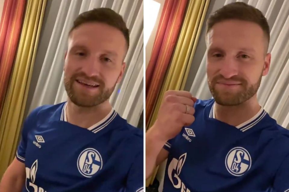 Shkodran Mustafi shared a picture of himself in a Schalke jersey