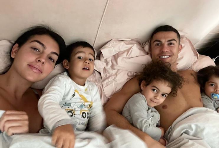 Cristiano Ronaldo and Georgina Rodriguez posed alongside the kids